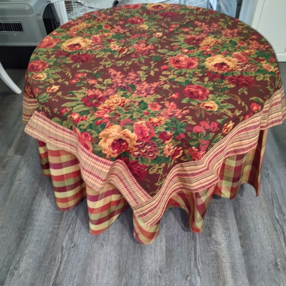 Custom made by Patricia Spratt linens. Never used. - Picture 2 of 4